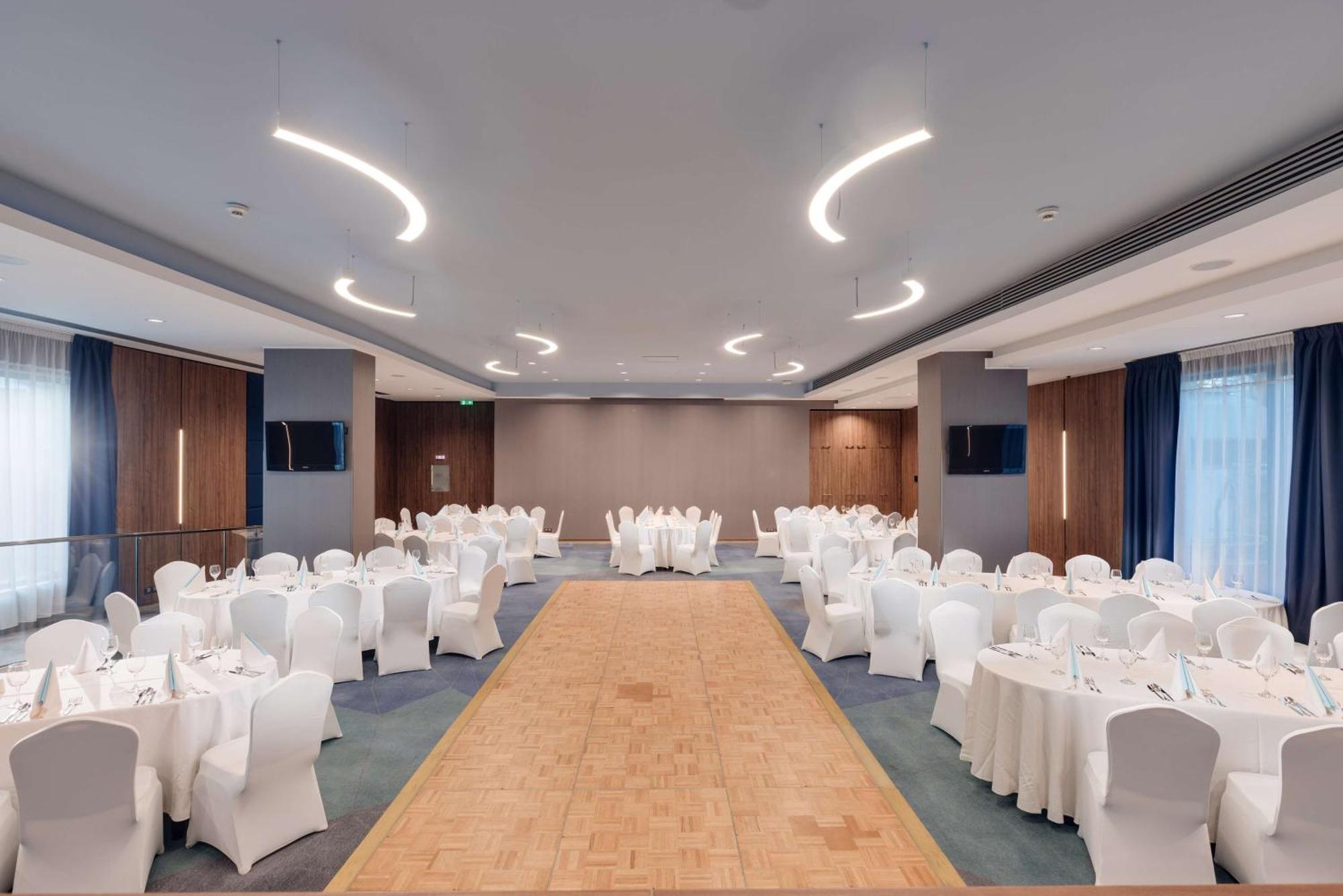 克卢日城市广场希尔顿逸林酒店 外观 照片 The ballroom