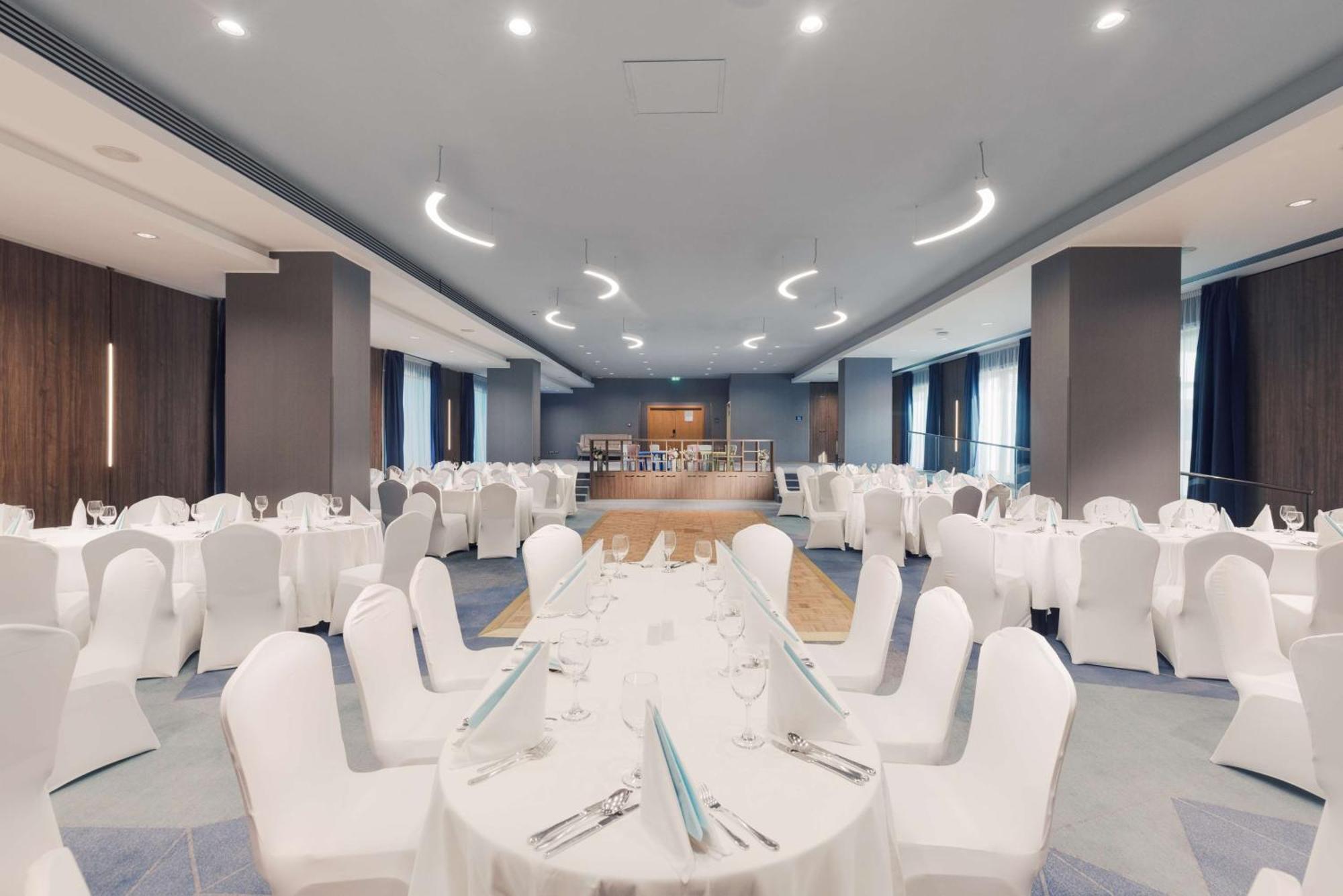 克卢日城市广场希尔顿逸林酒店 外观 照片 The ballroom