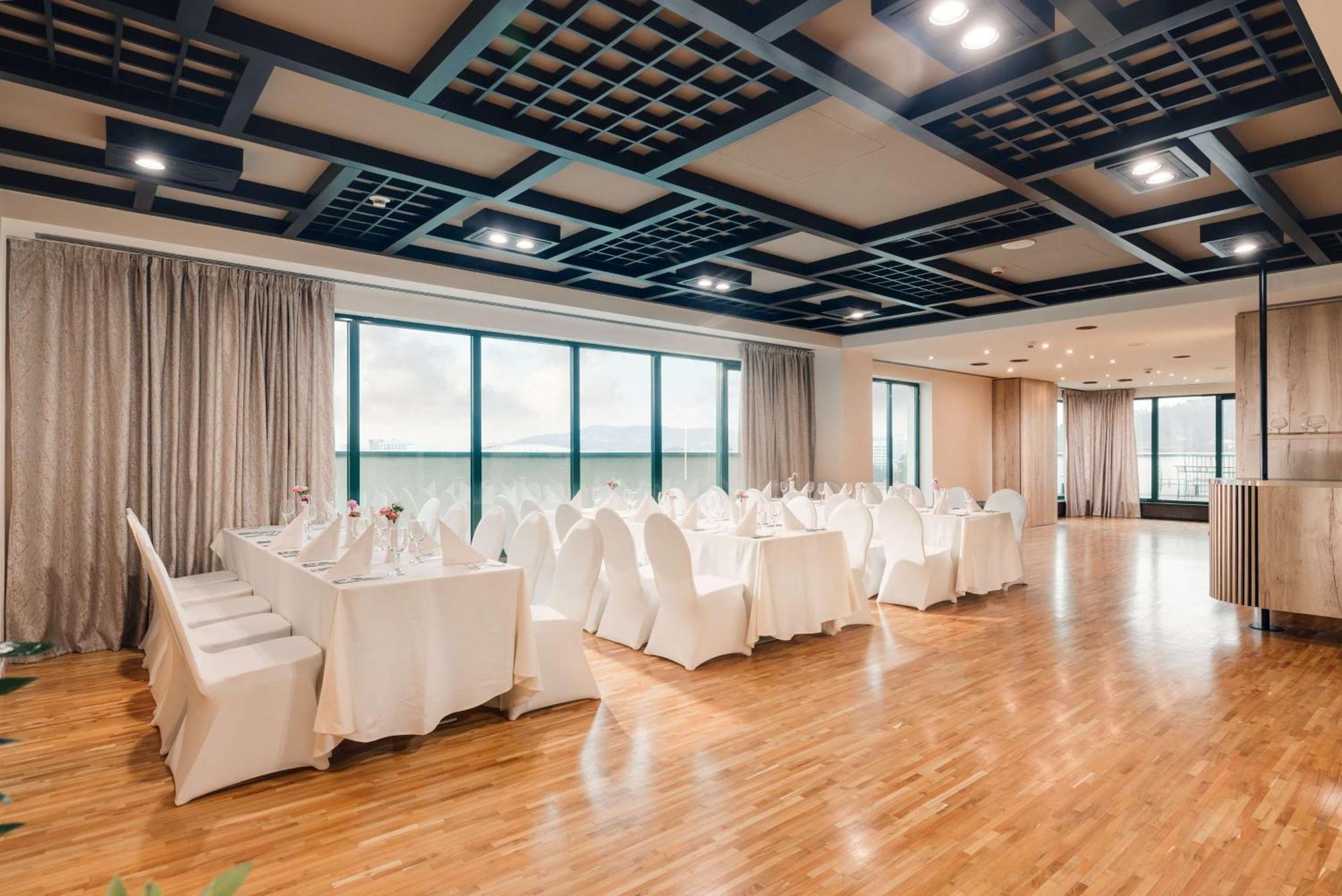 克卢日城市广场希尔顿逸林酒店 外观 照片 The ballroom